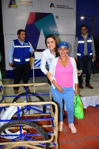 aguascalientes Tere Tere Jiménez entrega estambres y otros materiales para el autoempleo
