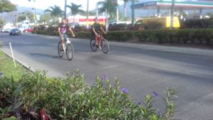 2 Motociclistas se exponen al no usar casco