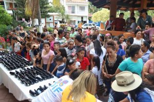 ENTREGA DE LENTES 2 Entrega DIF Bahía lentes gratuitos a 210 niñas y niños 