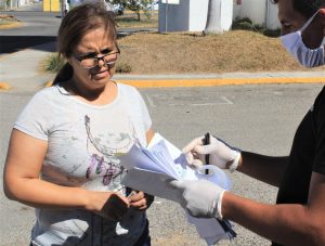 APOYOS ENTREGADOS SAN VICENTE 4 Cientos de familias siguen recibiendo sus vales canjeables por despensa