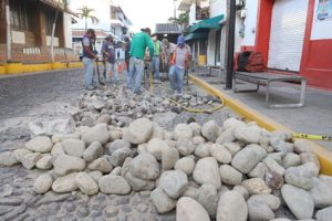 FOTO NOTA 180520 Supervision obras bacheo calle Morelos Centro 2 Avanzan trabajos de rehabilitación de vialidades