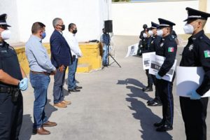 foto1 Entrega alcalde apoyos a elementos de seguridad