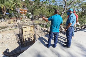 supervisión 2 Avanzan puentes colgantes, escalera y otras obras en el río Cuale