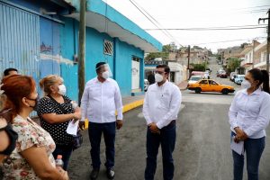 gobernador y vecinos Habitantes de la Zapata y la Indeco tienen ahora mejores vialidades