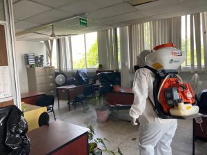 SE2 Desinfectan la Secretaría de Educación para evitar la propagación del COVID-19