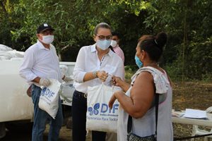 SRA ANA DIF 3 Entrega DIF Bahía despensas a más de 100 familias Vulnerables
