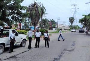 RETIRAN CHATARRA DE VIA PUBLICA 4 Realizan operativo contra vehículos chatarra en vía pública