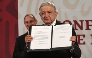 amlo1 8 610x389 1 Firma López Obrador el escrito solicitando la consulta popular para enjuiciar a los ex presidentes