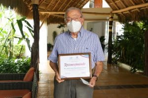 reconocimiento Reconoce DIF Vallarta al Dr. Juan Luis Cifuentes Lemus