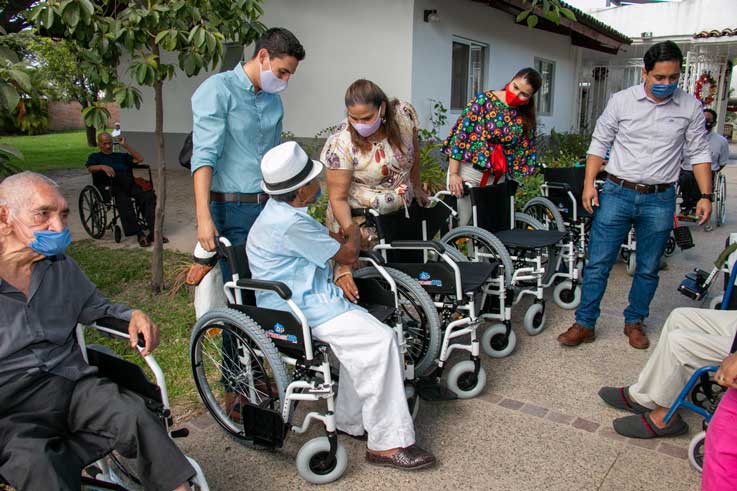 entrega de sillas de ruedas Entrega DIF Vallarta sillas de ruedas a personas vulnerables