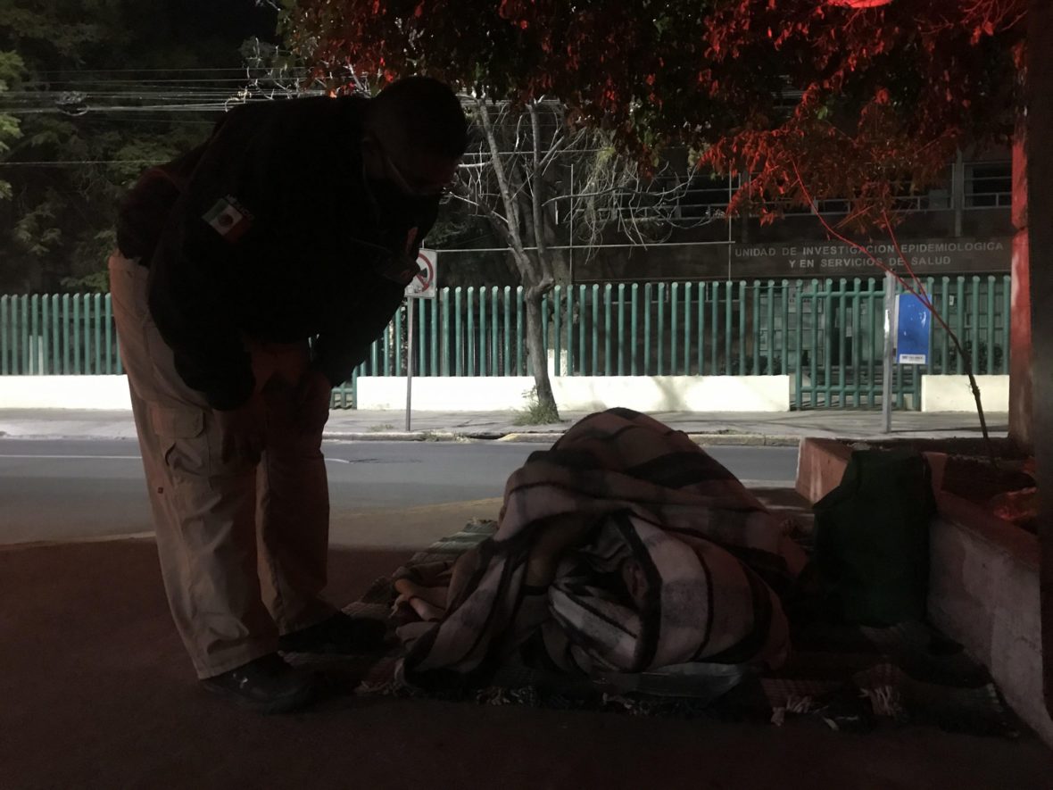 personas calle scaled Protección Civil Municipal refuerza recorridos nocturnos para apoyar a la población vulnerable, ante las bajas temperaturas