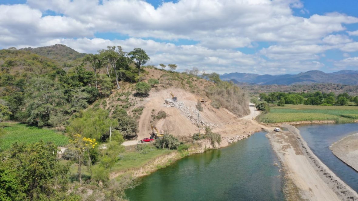 GOB DE BADEBA REPARA CAMINO SAUCES AGUAMILPA 3 scaled Modifican y refuerzan punto erosionado por el río Ameca entre Los Sauces y Aguamilpa