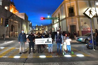 paso peatonal 2 Instala Municipio de Aguascalientes el primer paso peatonal iluminado