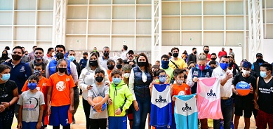basquet Entrega Tere Jiménez uniformes a participantes de la Copa Aguascalientes 2021