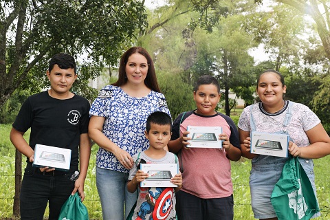 DIF AYTO TABLETS 8 DIF y Gobierno Municipal entregan tabletas a estudiantes de Bahía de Banderas