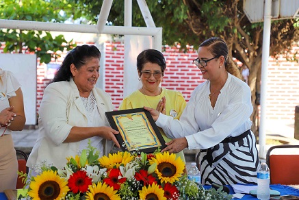 maestra martha Reconocen a la Mtra. Martha López por su labor docente