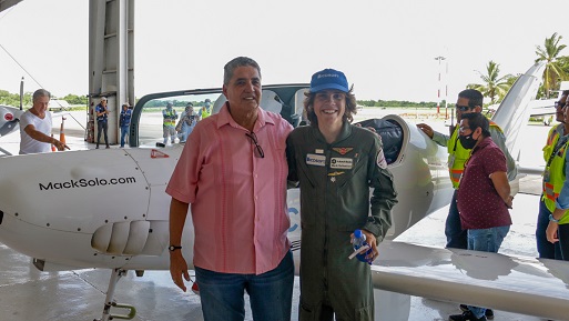 joven piloto Aterrizó en PV joven piloto que le da la vuelta al mundo