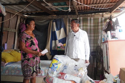 apoyos familias 1 Profe Michel sigue llevando apoyos a familias afectadas por “Lidia”
