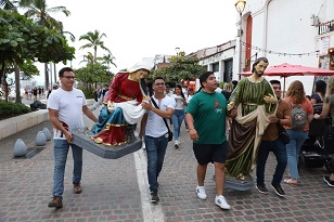 nacimiento Vallartenses y turistas celebran la Nochebuena en el Malecón
