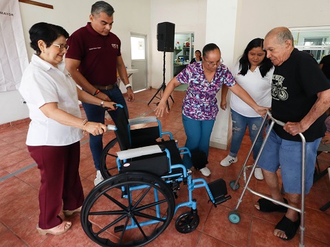 entrega de silla de ruedas 2 Abre DIF Vallarta registro para recibir sillas de ruedas gratuitas