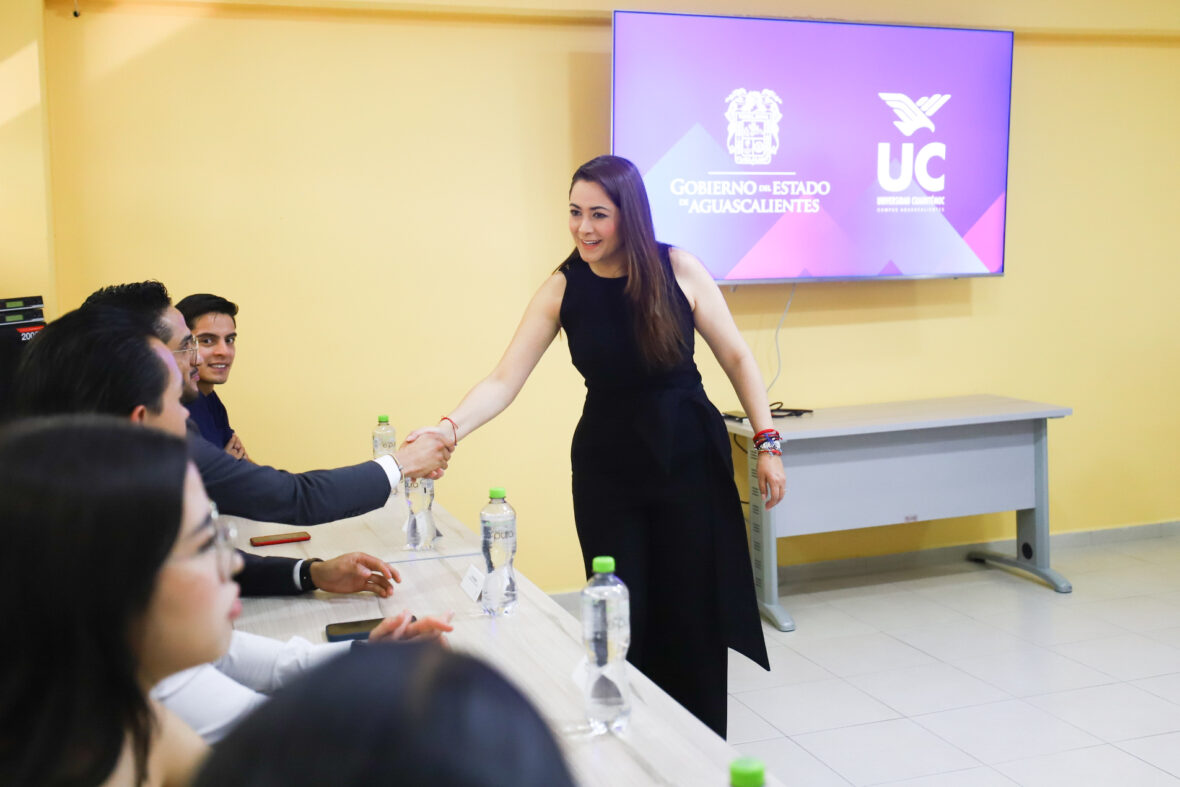 23.JPG scaled TERE JIMÉNEZ INVITA A JÓVENES UNIVERSITARIOS A PREPARARSE PARA SER DE LOS MEJORES DEL MUNDO