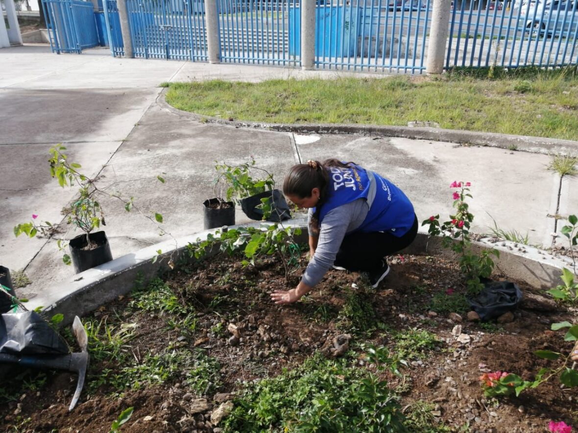 FOTO 300424 3 scaled INVITA MUNICIPIO A ESCOLARES A PARTICIPAR EN TALLERES DE RECICLAJE Y CREACIÓN DE HUERTOS