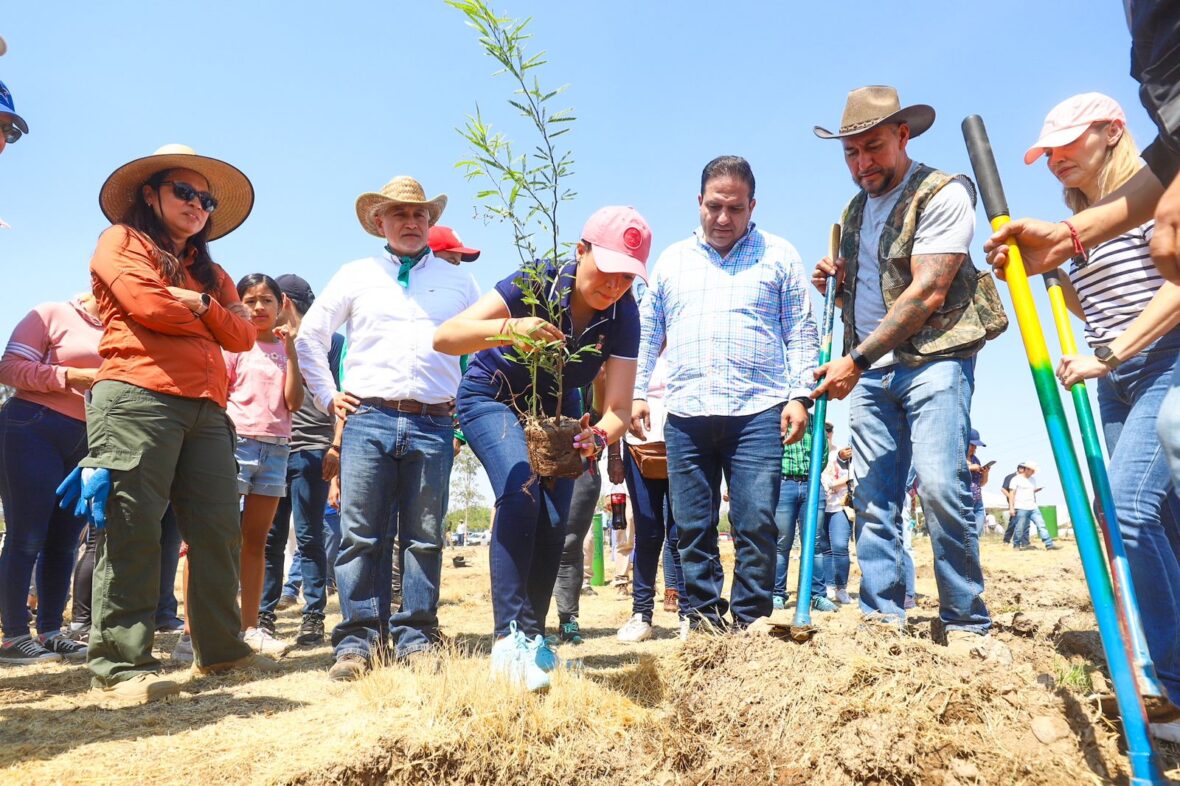 WhatsApp Image 2024 05 25 at 12.16.18 PM 1 scaled ENCABEZA TERE JIMÉNEZ JORNADA DE REFORESTACIÓN CON ESPECIES NATIVAS QUE TENDRÁN SEGUIMIENTO