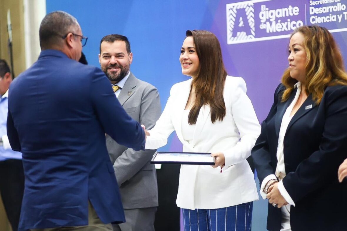 40 scaled TERE JIMÉNEZ ENTREGA CERTIFICADOS DE MEJORA PRODUCTIVA A TRABAJADORES DE AGUASCALIENTES