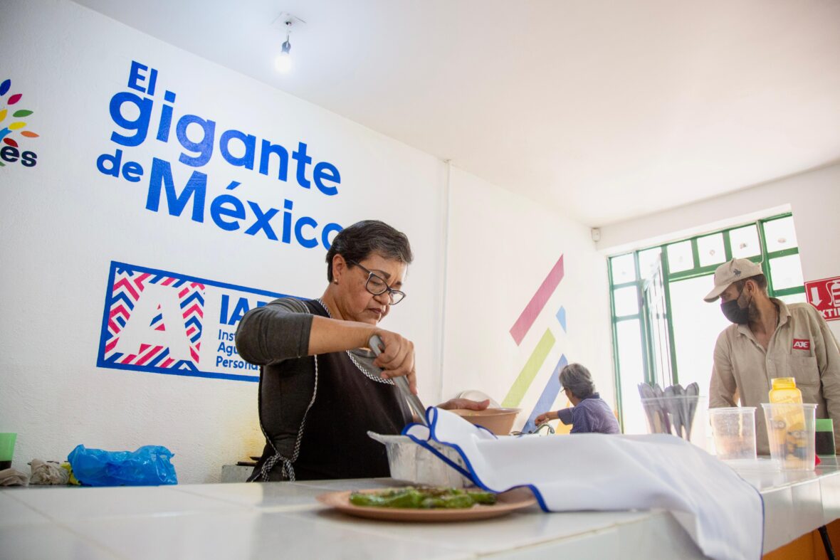 FOTO 17 COMEDORES 6 scaled “NUESTROS ADULTOS MAYORES MERECEN LO MEJOR Y SEGUIREMOS TRABAJANDO POR SU BIENESTAR”: TERE JIMÉNEZ