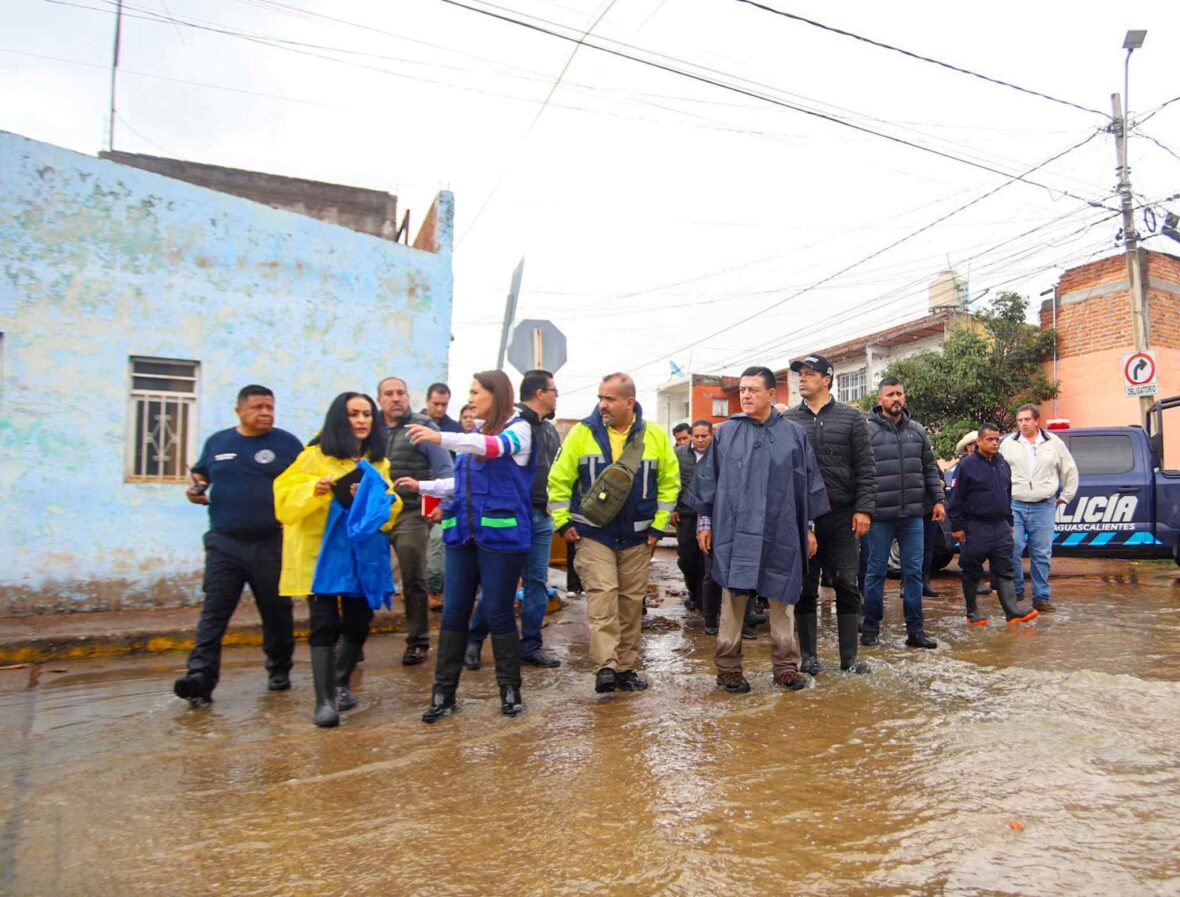 20240825171732 IMG 8517 scaled TERE JIMÉNEZ Y LEO MONTAÑEZ RECORREN LAS COLONIAS MÁS AFECTADAS POR LAS LLUVIAS PARA BRINDAR AUXILIO A LA POBLACIÓN