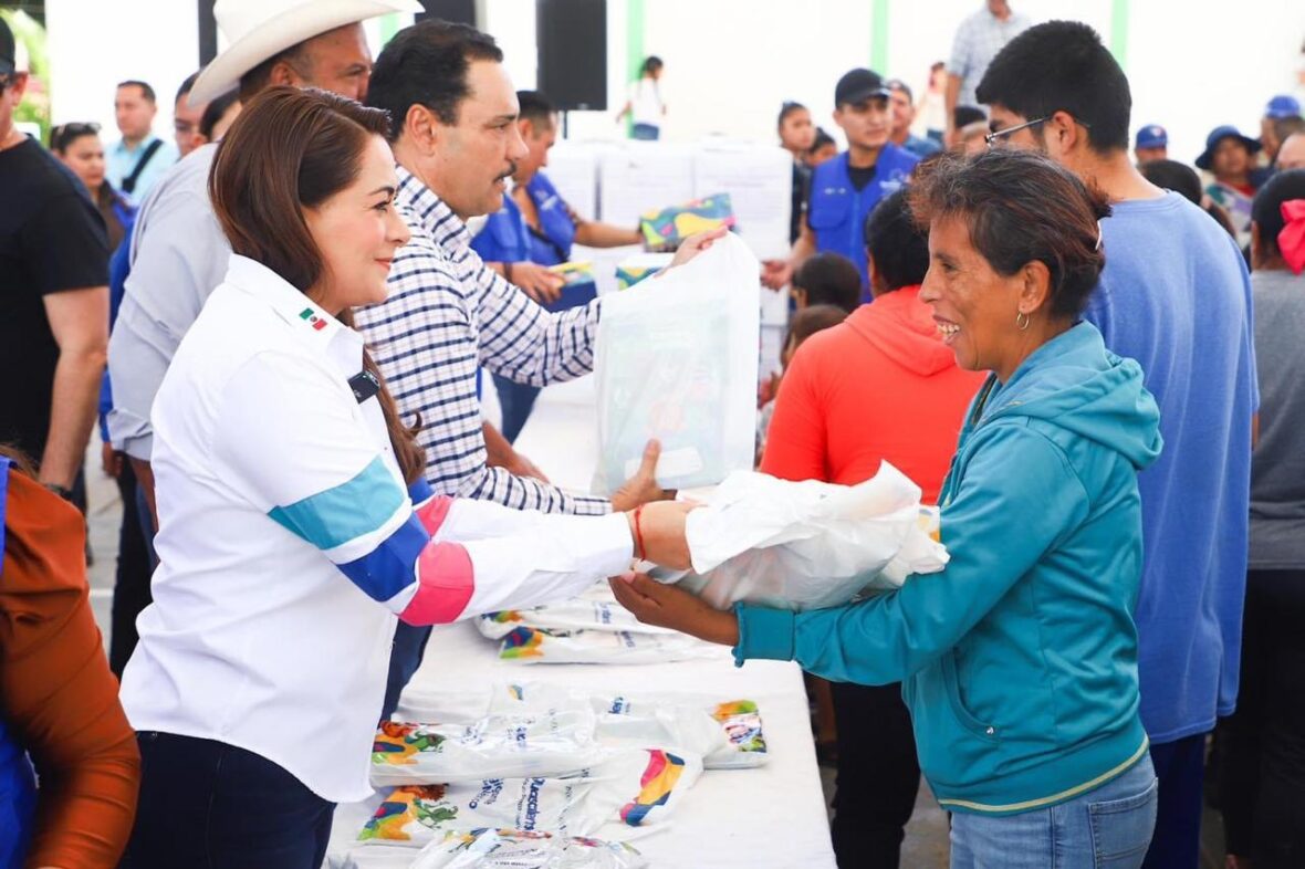 29 3 scaled ENTREGA TERE JIMÉNEZ APOYOS ESCOLARES EN COSÍO, TEPEZALÁ Y PABELLÓN DE ARTEAGA