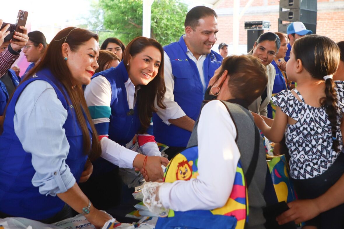 43 1 scaled TERE JIMÉNEZ ENTREGA APOYOS ESCOLARES EN LA ALTAVISTA Y LAS FLORES: "QUEREMOS GARANTIZAR UNA EDUCACIÓN DE EXCELENCIA"