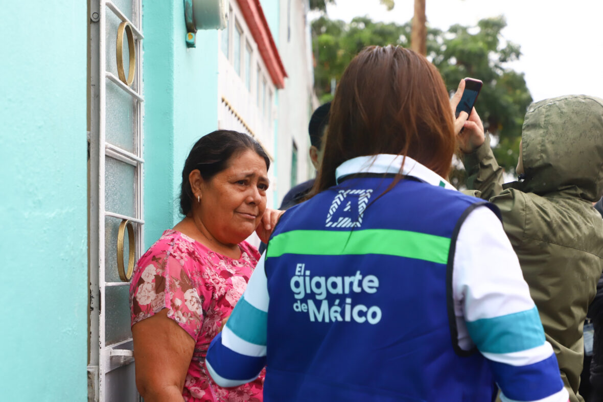 7 1 scaled TERE JIMÉNEZ Y LEO MONTAÑEZ RECORREN LAS COLONIAS MÁS AFECTADAS POR LAS LLUVIAS PARA BRINDAR AUXILIO A LA POBLACIÓN