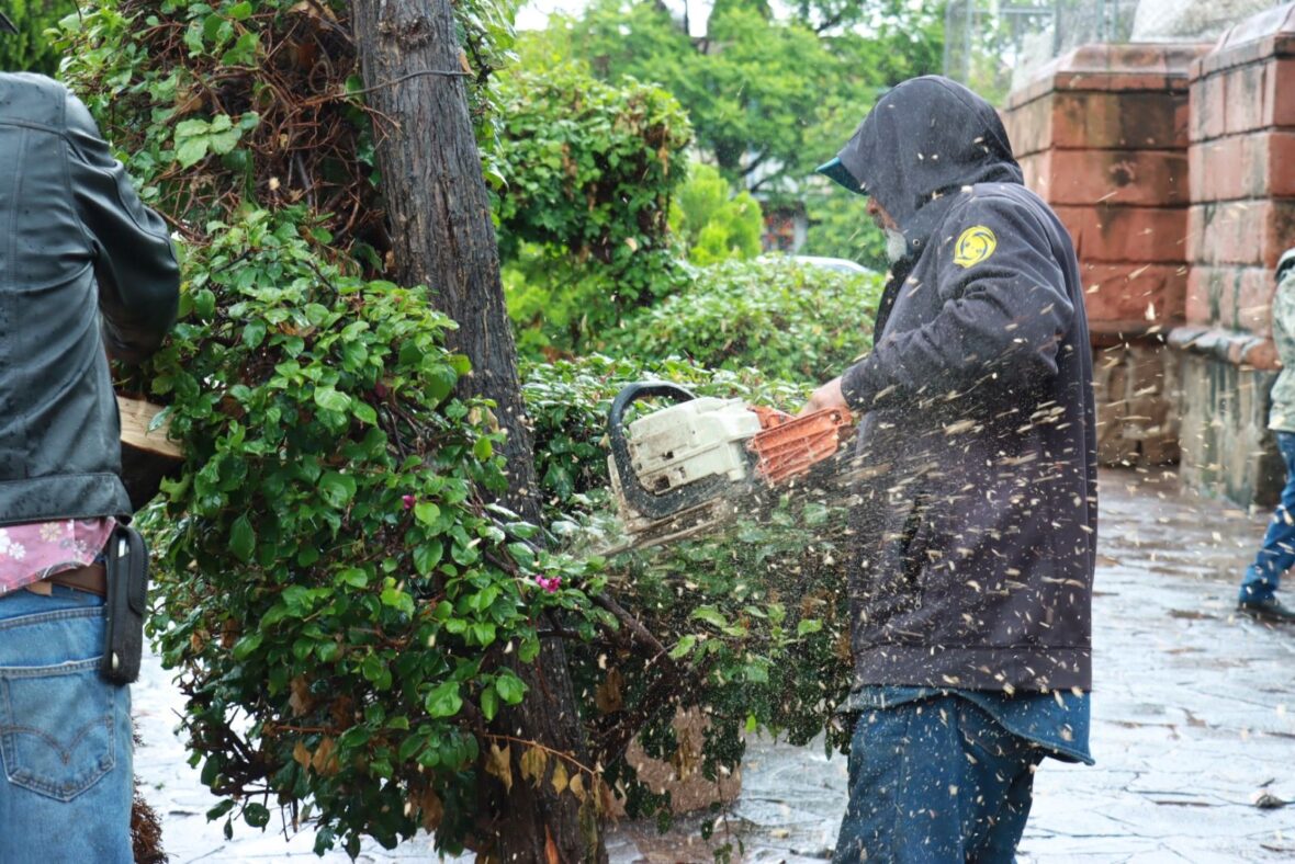 atencionlluvia2 scaled CONTINÚA MUNICIPIO CON LOS TRABAJOS DE LIMPIEZA DE CALLES Y AVENIDAS