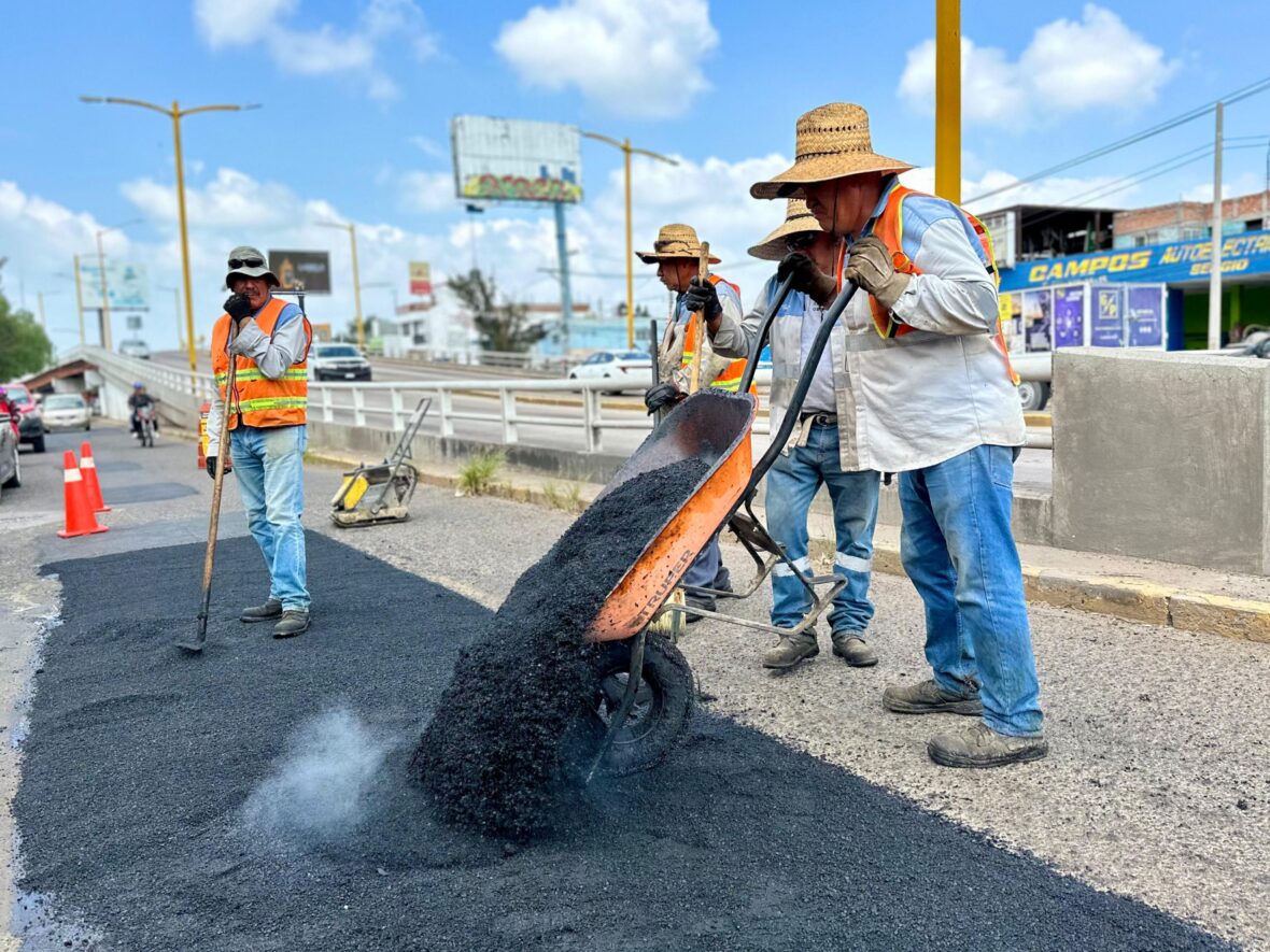 Imagen de WhatsApp 2024 09 20 a las 11.02.47 a989cdcc scaled 1 scaled REFUERZA OBRAS PÚBLICAS MUNICIPALES REHABILITACIÓN VIAL EN AVENIDA AGUASCALIENTES SUR