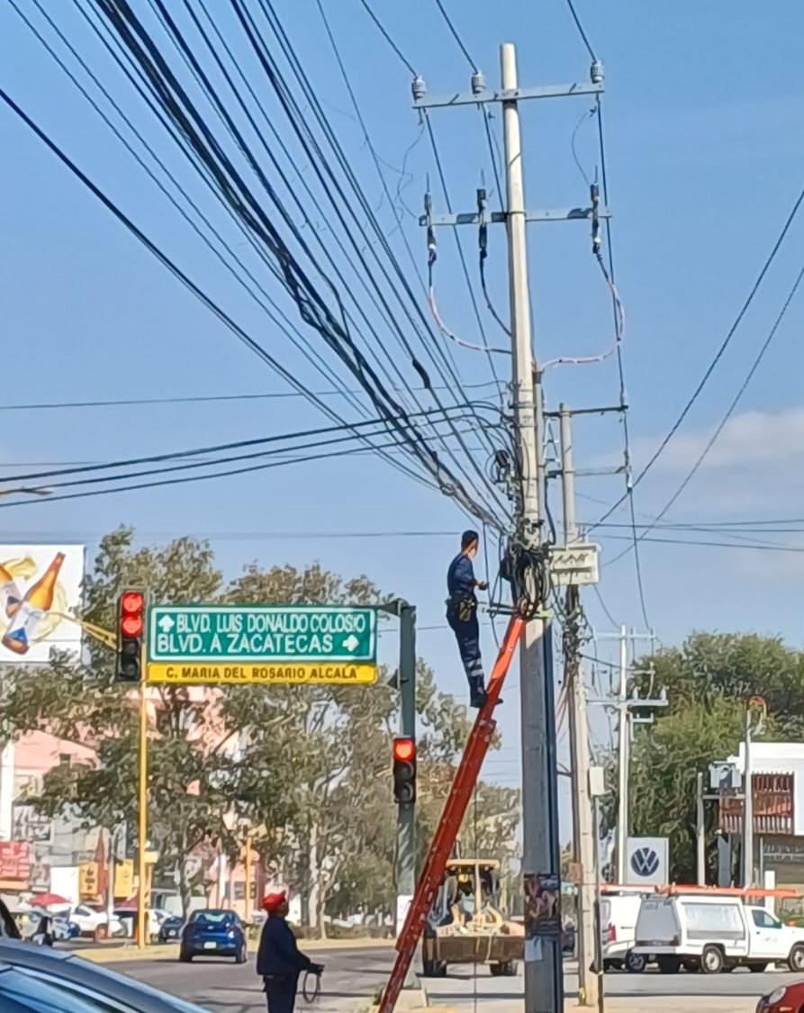 1 REFUERZA MUNICIPIO OPERATIVO DE RETIRO DE CABLES EN DESUSO EN AVENIDA INDEPENDENCIA