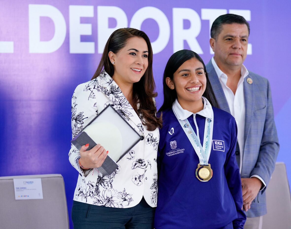 19 1 scaled TERE JIMÉNEZ SE REÚNE CON JÓVENES MEDALLISTAS; RECIBIRÁN ESTÍMULOS Y BECAS ORGULLO AGUASCALIENTES