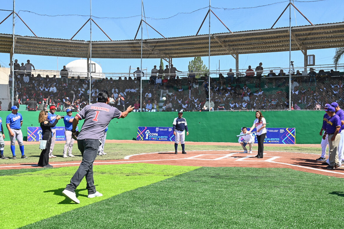 19 1 scaled ENTREGA TERE JIMÉNEZ OBRAS DE REMODELACIÓN DEL PARQUE DE BEISBOL DE PABELLÓN DE ARTEAGA