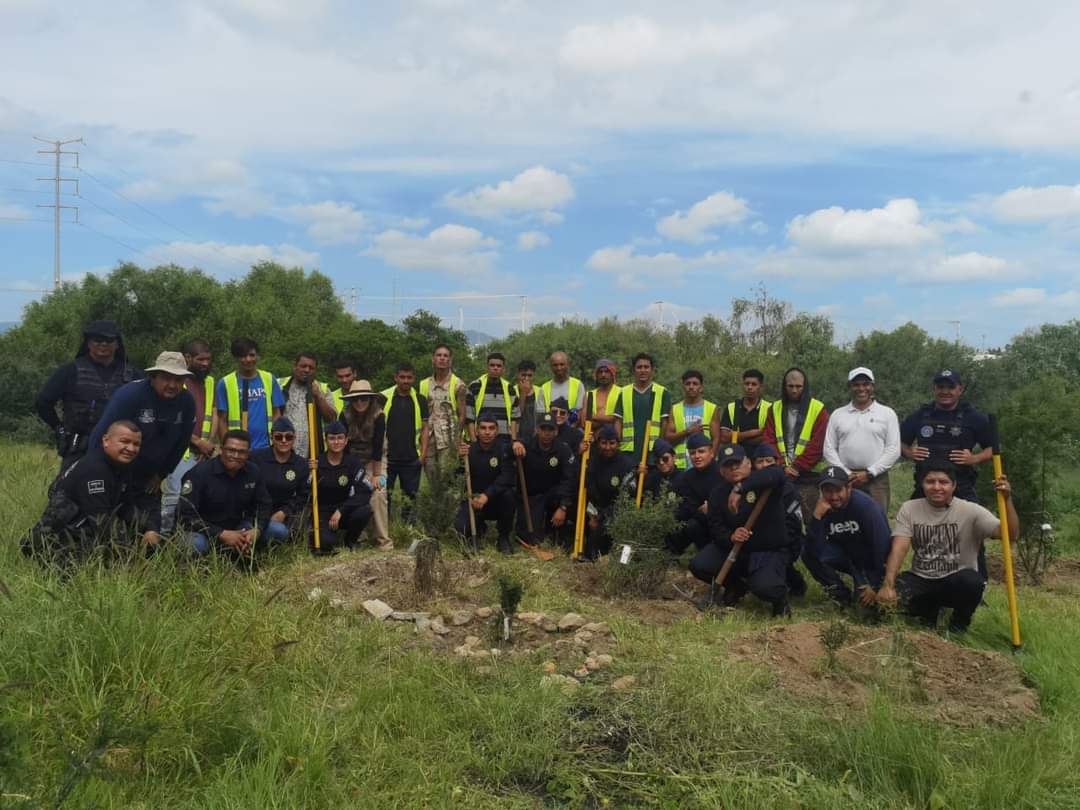 24 POLICÍAS Y CADETES PARTICIPARON EN JORNADA DE RESCATE DE ÁRBOLES NATIVOS