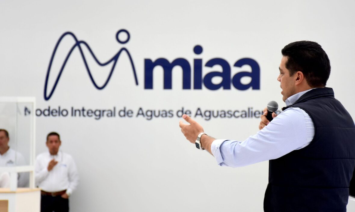 ATENCION A LOS USUARIOS MIAA 1 scaled 1 scaled REGRESÓ LEO MONTAÑEZ EL AGUA A LAS FAMILIAS DE AGUASCALIENTES