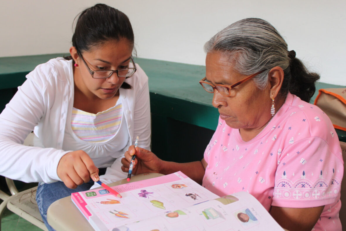 12 1 scaled CON TU SERVICIO SOCIAL PUEDES AYUDAR A JÓVENES Y ADULTOS A TERMINAR LA PRIMARIA Y SECUNDARIA