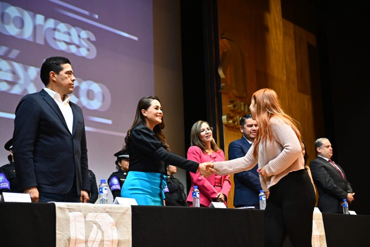 51 2 scaled ARRANCA TERE JIMÉNEZ PROGRAMA “ALERTA ROSA” CON LA ENTREGA DE ALARMAS DE SEGURIDAD PARA MUJERES