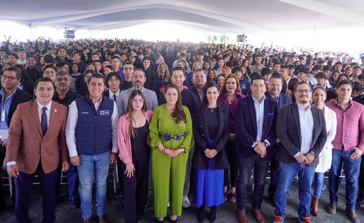 9 1 scaled 2 MIL 500 ESTUDIANTES DE AGUASCALIENTES RECIBEN DE MANOS DE TERE JIMÉNEZ BECAS DE TRANSPORTE PÚBLICO