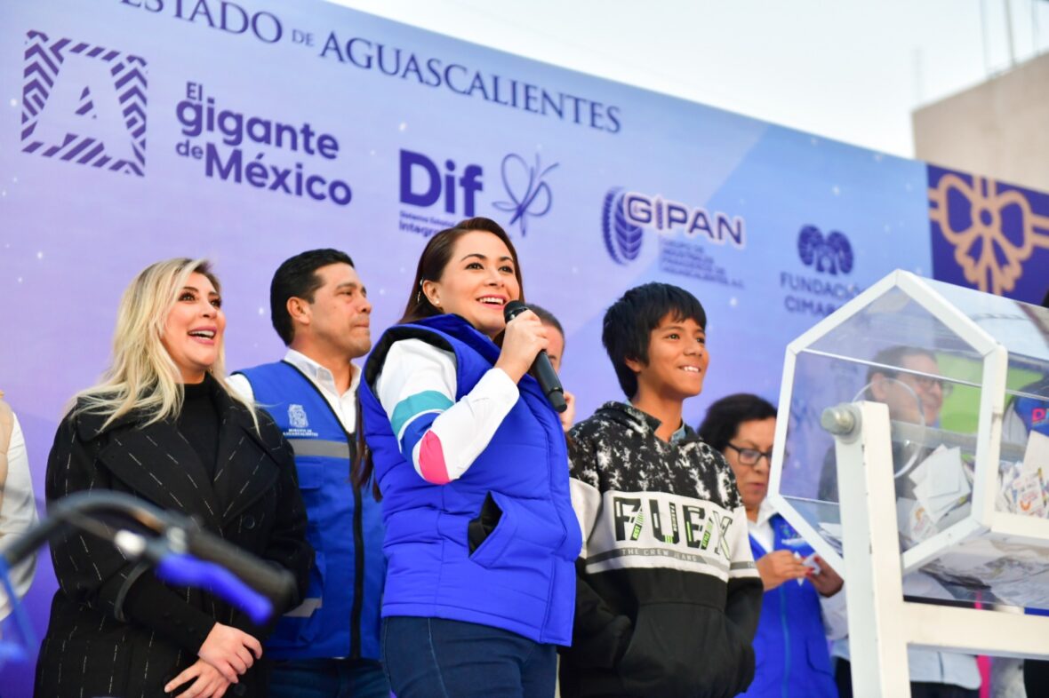 22 scaled TERE JIMÉNEZ COMPARTE LA TRADICIONAL ROSCA DE REYES GIGANTE CON MÁS DE 15 MIL PERSONAS