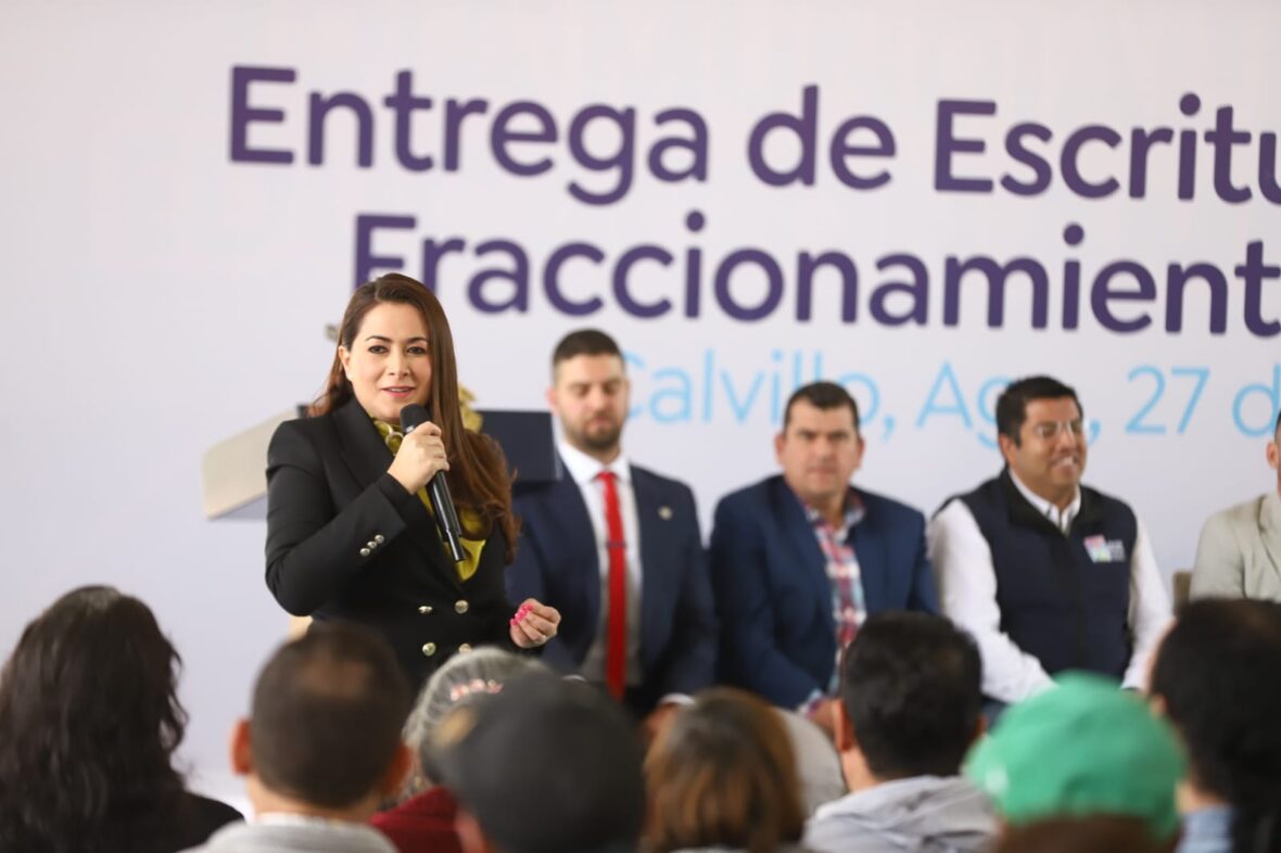 25 3 scaled ENTREGA TERE JIMÉNEZ 250 ESCRITURAS A FAMILIAS DE LA COLONIA BENITO JUÁREZ DE CALVILLO