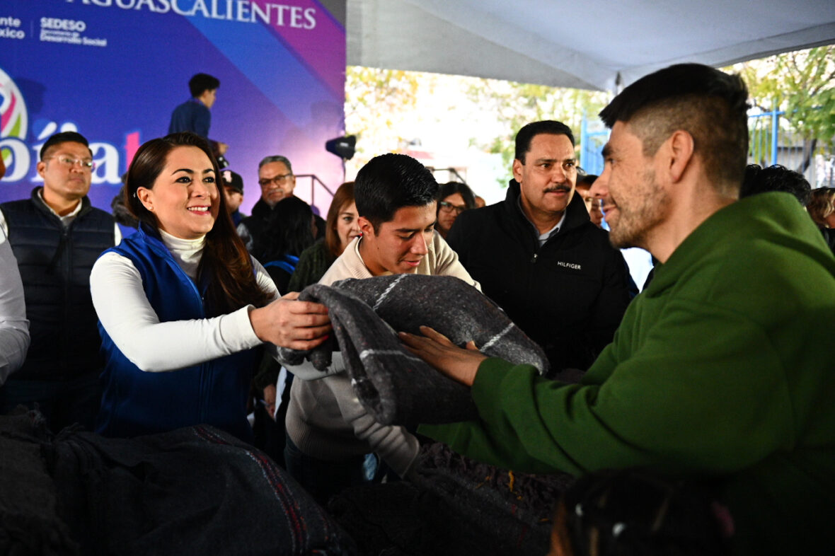 6 4 scaled TERE JIMÉNEZ ENTREGA COBIJAS A FAMILIAS DEL ORIENTE DE LA CAPITAL