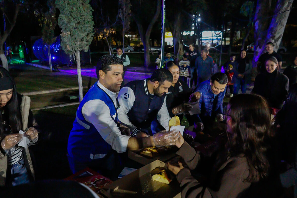 MG 3953 scaled CLAUSURA LEO MONTAÑEZ «EL ESPLENDOR DE LA NAVIDAD» AL CORTAR LA TRADICIONAL ROSCA DE REYES