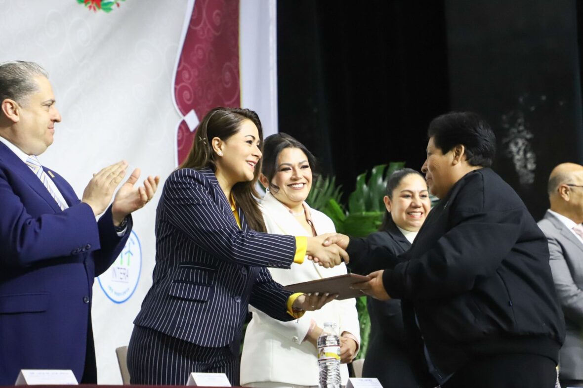 27 1 scaled RECONOCE TERE JIMÉNEZ EL IMPORTANTE PAPEL DE LAS MAESTRAS Y MAESTROS EN LA FORMACIÓN DE UN MEJOR PAÍS