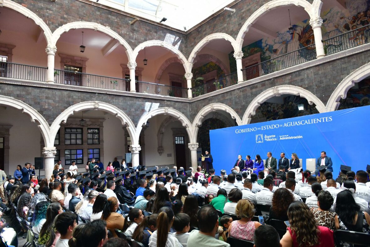 46 scaled SE GRADÚA LA SEGUNDA GENERACIÓN DE SERVIDORES PÚBLICOS