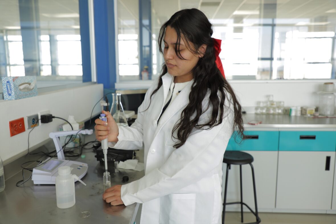 24 scaled TERE JIMÉNEZ APOYA CON BECAS DEL CIEN POR CIENTO EN TODA LA CARRERA A UNIVERSITARIOS DESTACADOS